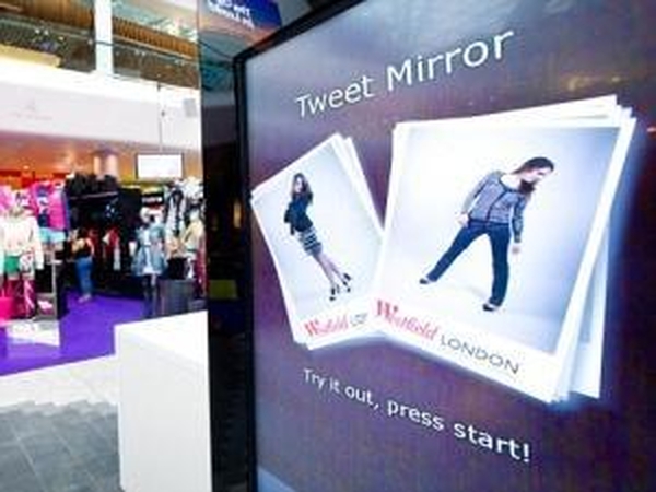 Londono drabužių parduotuvėse atsiras veidrodžiai su „Twitter“ prieiga