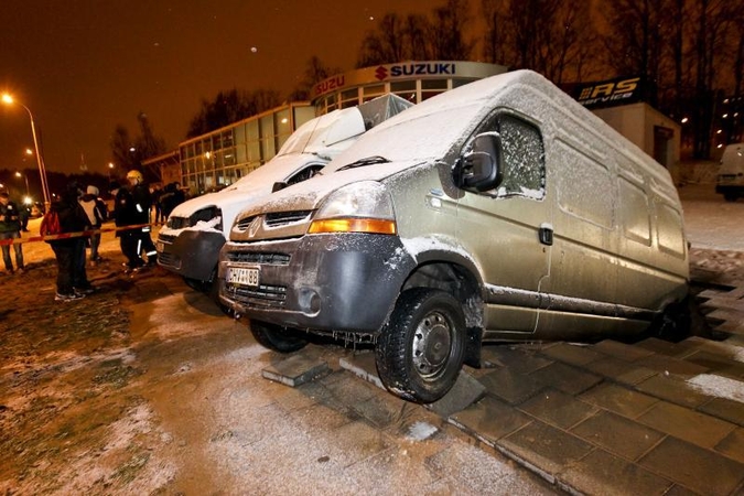 Vilniuje į gilią smegduobę įkrito du automobiliai