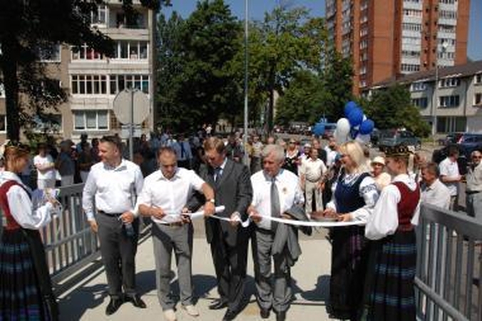 Pėsčiųjų tiltas atidarytas su fanfaromis