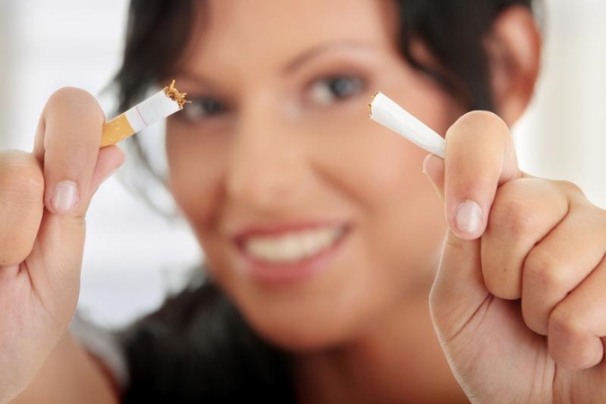 Rusijos gydytojas: cigarečių pakelius reikia „puošti“ nuotraukomis 