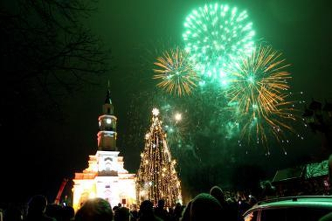 Rotušės eglės žaisliukai užkliuvo chuliganams 