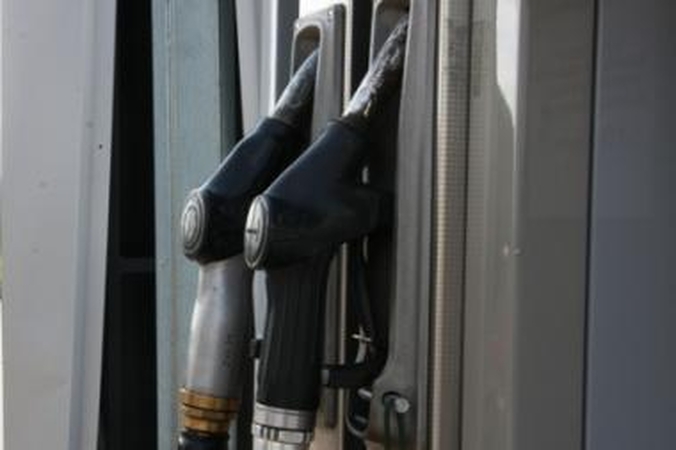 Savaitgalio „dovanėlė“ vairuotojams - vėl pabrangęs benzinas