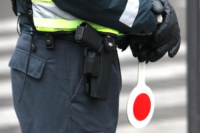 Girto vairuotojo kyšis policijai – mobilusis telefonas