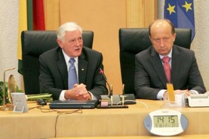 A.Kubilius dėkojo V.Adamkui už bendrą darbą ir skanius kokteilius (papildyta)