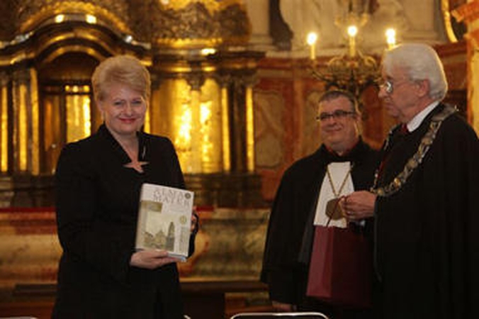VU filologijos magistrams – diplomai iš D.Grybauskaitės rankų