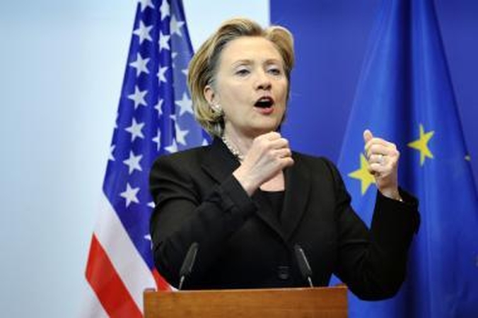 H.Clinton: NATO siekia nuversti M.Kadhafi
