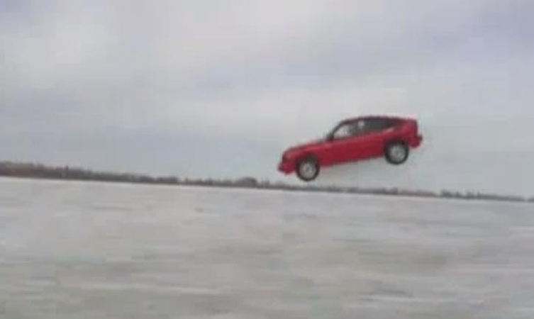  Linksmybės Rusnėje: „pasiskraidymai“ automobiliu ant ledo