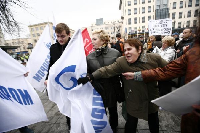 Mitinge prieš šilumos kainas - provokatoriai su "Gazprom" vėliavomis