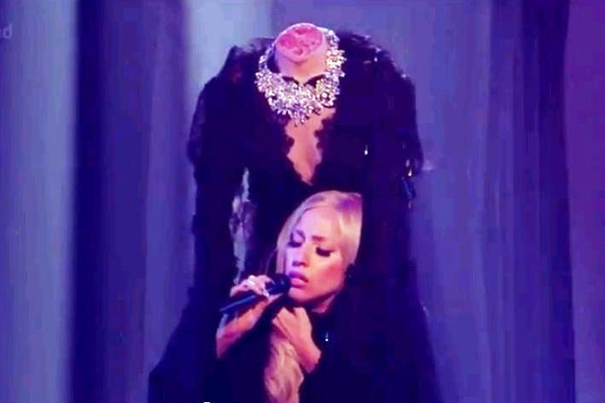Lady Gaga scenoje pasirodė „nukirsta“ galva