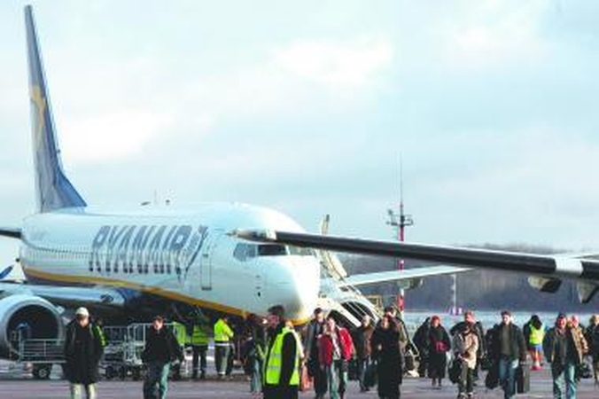 „Ryanair" keleivius lėktuve laikė 5 valandas