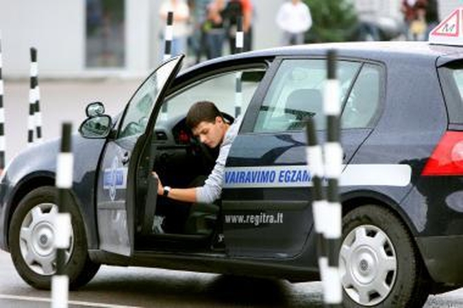 Nuo 2012 m. griežtinami reikalavimai gauti vairavimo pažymėjimą