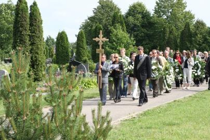 Išėjusiems bolavo gėlių jūra