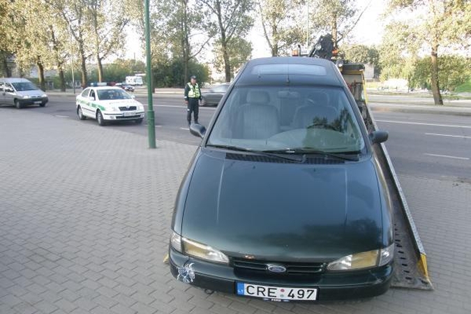 Klaipėdoje savininkas paliko mašiną ant šaligatvio