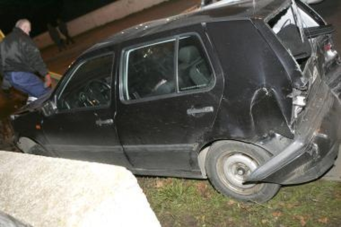 Sunkvežimis lengvąjį automobilį prispaudė prie sienos (papildyta)