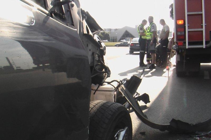 Skubėdami į gaisrą Klaipėdos ugniagesiai pateko į avariją