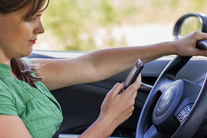 Automobiliuose ribos „Facebook“ ir „Twitter“ prieigą