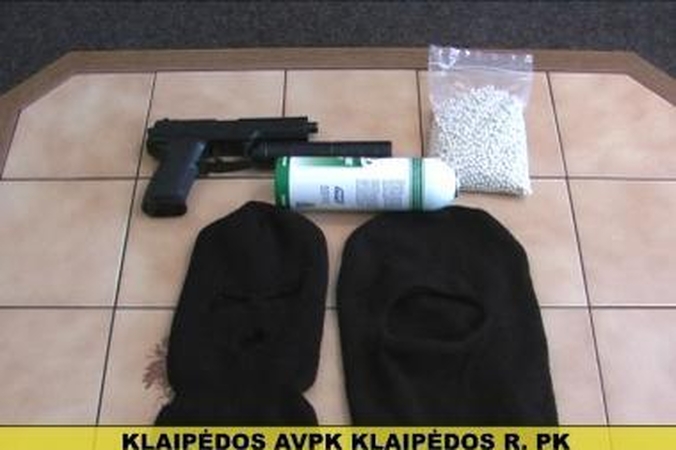 Ginkluoti plėšikai - mokiniai