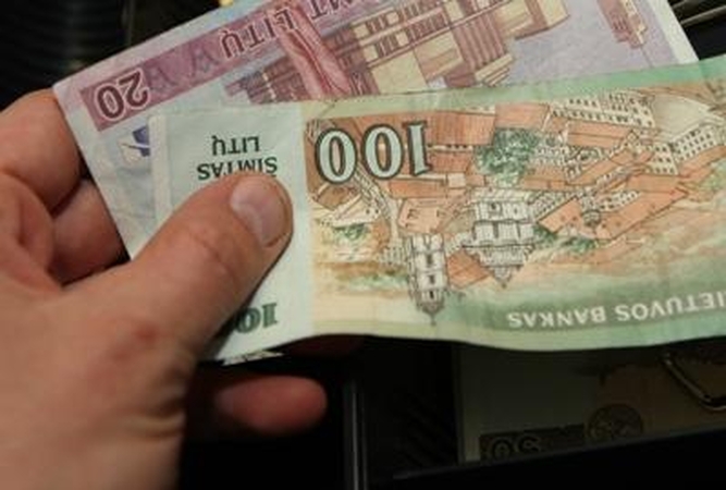 Policininkui kyšį įmetė pro automobilio langą