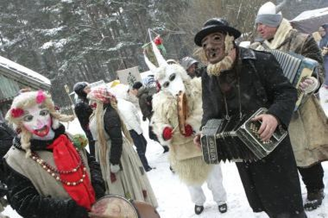Užgavėnės Rumšiškėse: turgus, blynai ir žiemos išvarymas