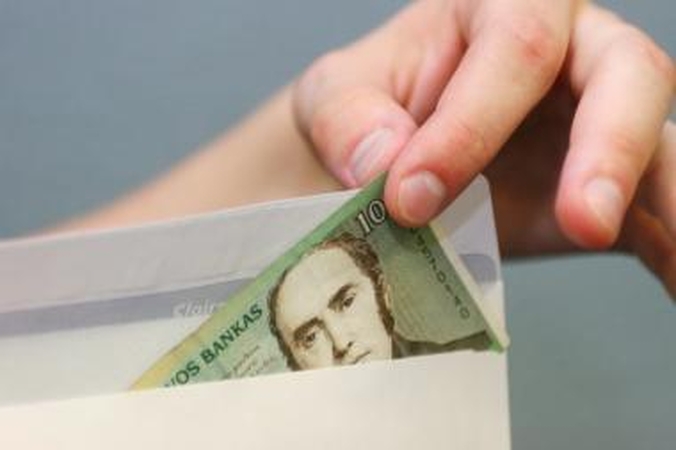 Panevėžio rajono verslininkas įtariamas mokėjęs dalį algų vokeliuose