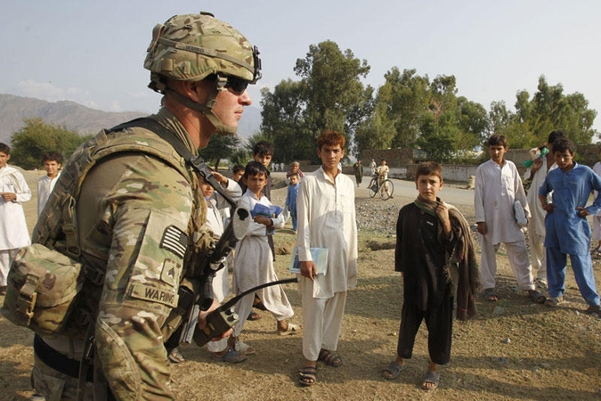 Afganistane per mirtininkų sprogdintojų išpuolį žuvo du žmonės