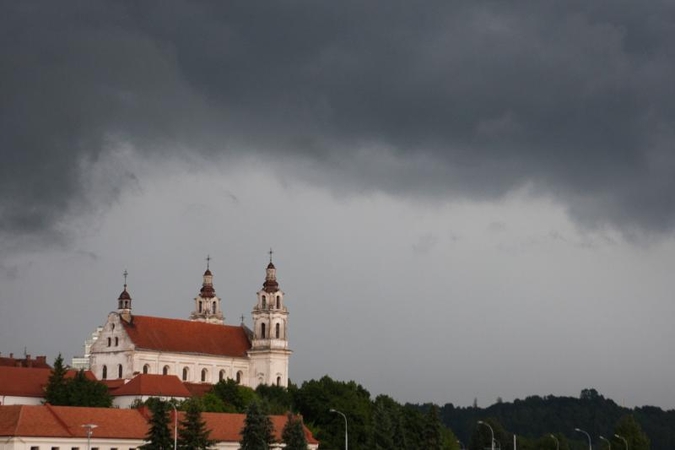 Ugniagesiai ragina per škvalą būti atsargiems