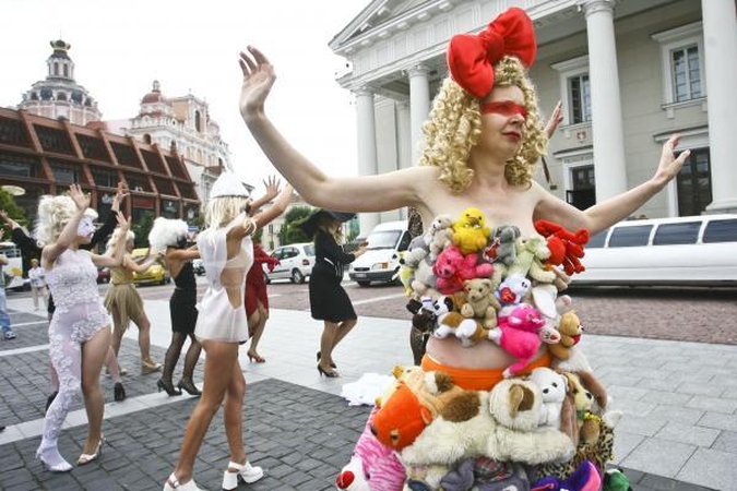 Rotušės aikštėje šoko tuzinas "Lady Gagų"