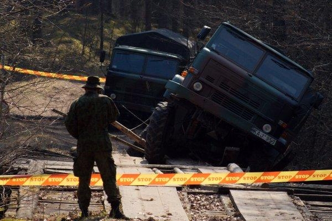 Remonto nesulaukiantis tiltas neatlaikė kariškių sunkvežimio