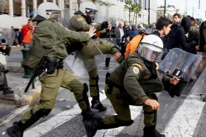 Graikijoje prieš diržų veržimą protestuojantys demonstrantai susirėmė su policija