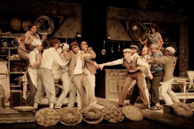 Ant vienos scenos - nuo pionierių „Camouflage” iki Maskvos romų teatro 