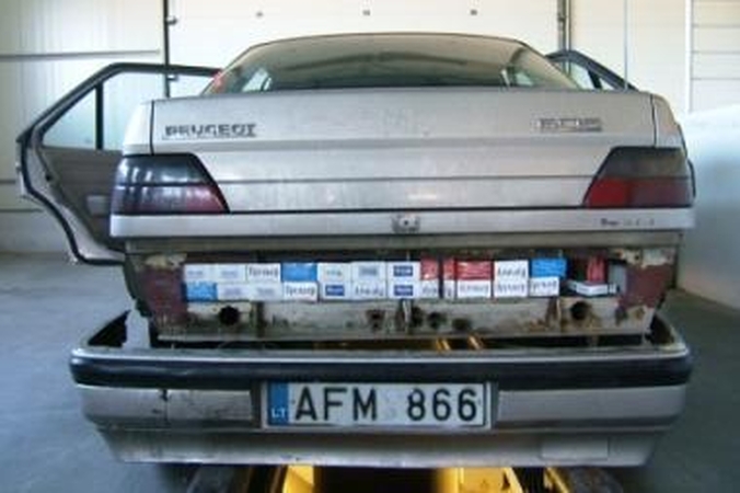Cigarečių kontrabandą gabeno „Peugeot“ dugne