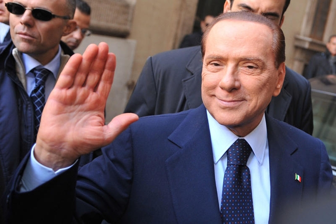 S. Berlusconi sako esąs „įpareigotas“ likti politikoje