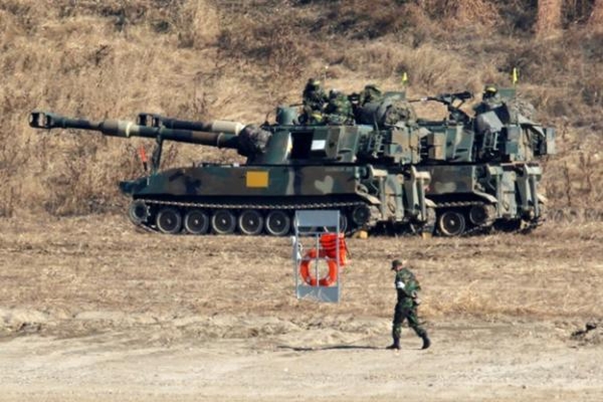 Šiaurės Korėja pagrasino Pietų Korėjai "šventuoju karu"