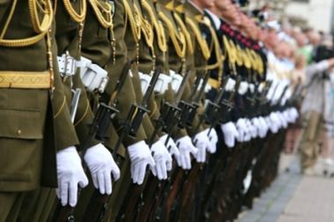Šauktinių nebus, bet gali atsirasti privalomi kariniai mokymai (papildyta)