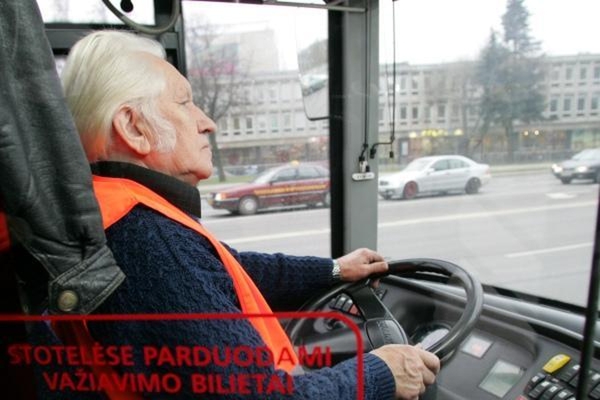 Senjorai kelyje apdairesni