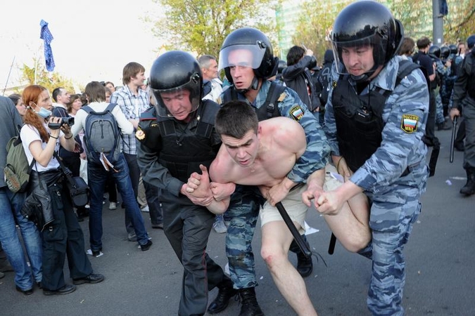 V.Putino sugrįžimo išvakarėse protestuotojai susirėmė su policija