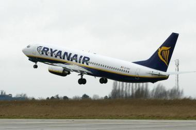 „Ryanair“ įves naują 2 eurų mokestį
