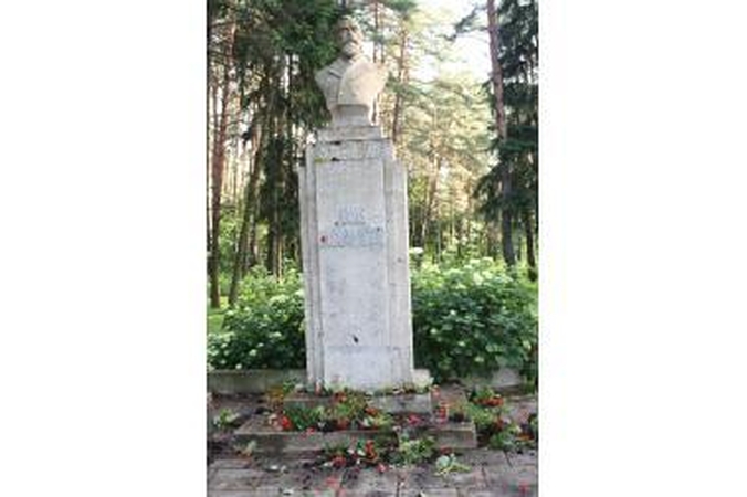 Panemunėje išniekintas J.Basanavičiaus paminklas