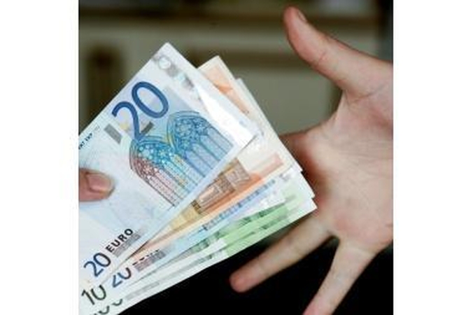 Euro zonos einamosios sąskaitos deficitas sausį žymiai sumažėjo 