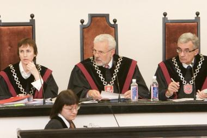 KT dar kartą nagrinės parlamentarų galimybes užsiimti papildoma veikla