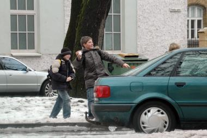 „Nekalti“ vaikų žaidimai sniego gniūžtėmis
