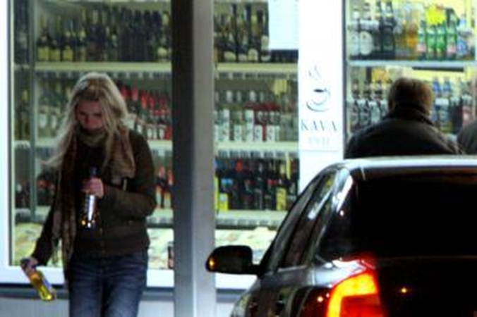 Siūlys leisti alkoholiniais gėrimais prekiauti ilgiau