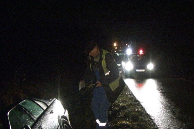 Sunkiai apgirtusio „BMW 318“ vairuotojo kelionė baigėsi griovyje 