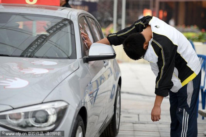 87 val. „prilipus“ prie automobilio arba ko tik nepadarysi dėl BMW