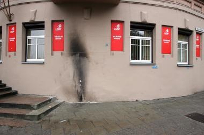 Į socialdemokratų patalpas Vilniuje naktį mestas butelis su degiu skysčiu (papildyta)