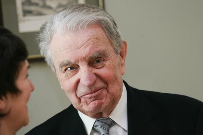 Netoli Vilniaus pasodinta giraitė poetui J.Marcinkevičiui atminti