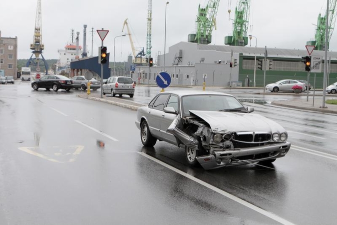 Po avarijos Klaipėdos centre susidarė automobilių spūstys 