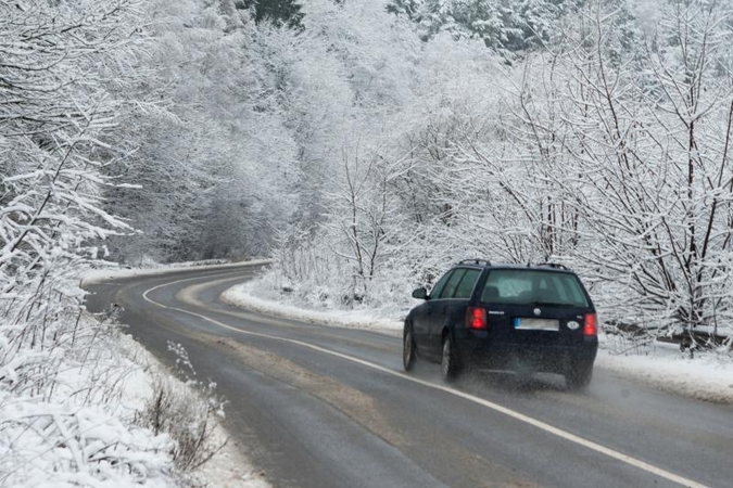 Dėl plikledžio miškingose vietovėse yra slidžių ruožų