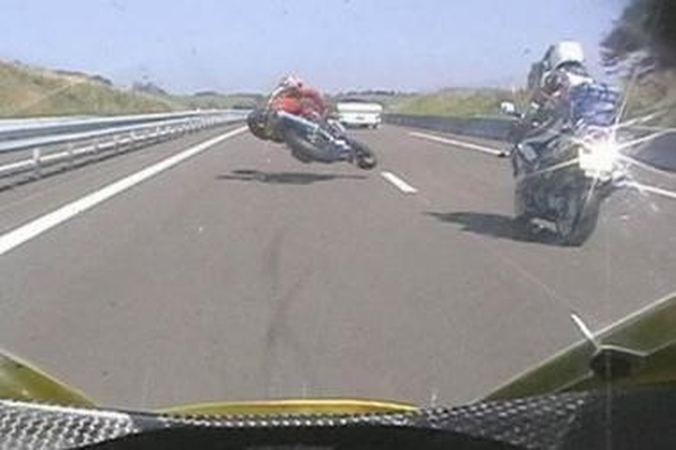 Motociklininkų pasisveikinimas – iškeltas vidurinysis pirštas