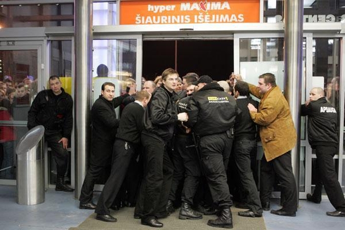 Juodasis „Maximos“ išpardavimas okupavo Vilniaus „Akropolį“ (papildyta)